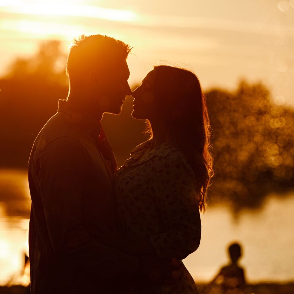 um casal amoroso está ao lado um do outro nos seus braços