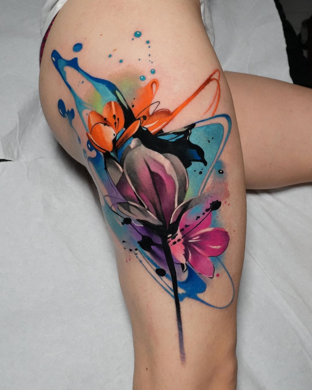 tatuagem de flor abstrata na perna