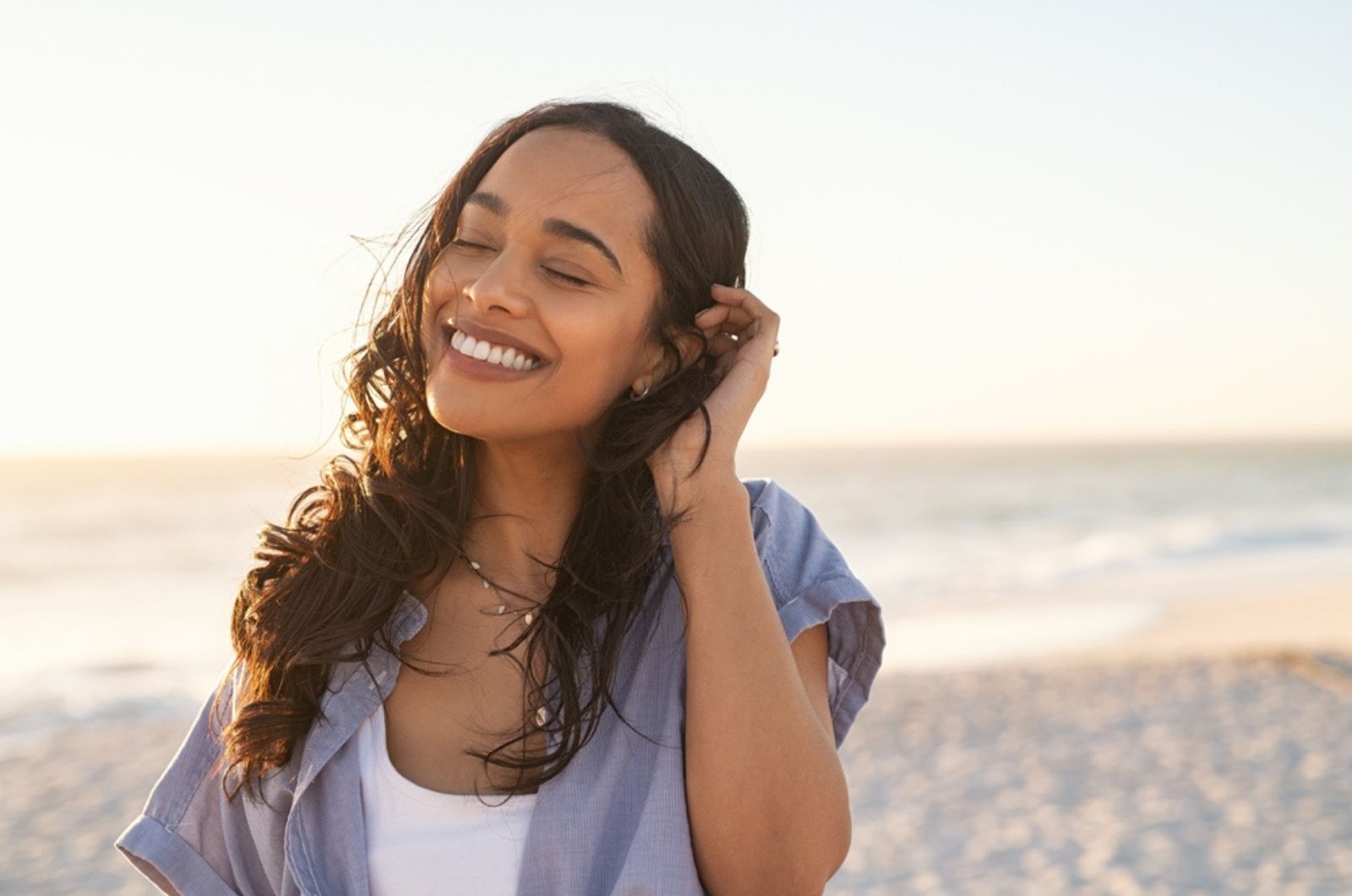 bella donna sorridente sulla spiaggia