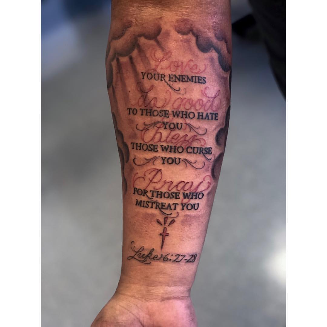 tatuaje versículo de la biblia en el antebrazo