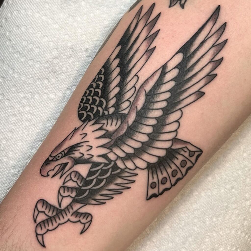 tatuaggio vintage aquila nera e grigia