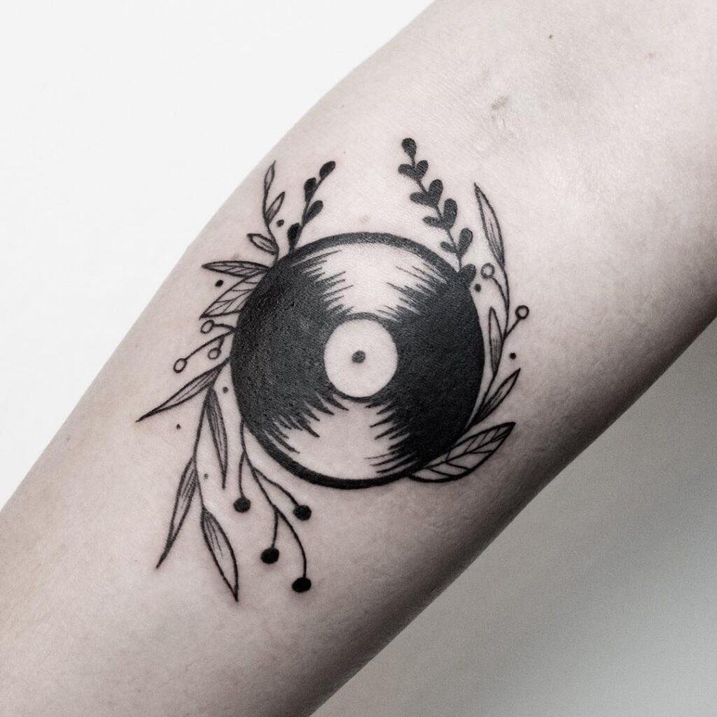 tatuaggio con disco in vinile blackwork