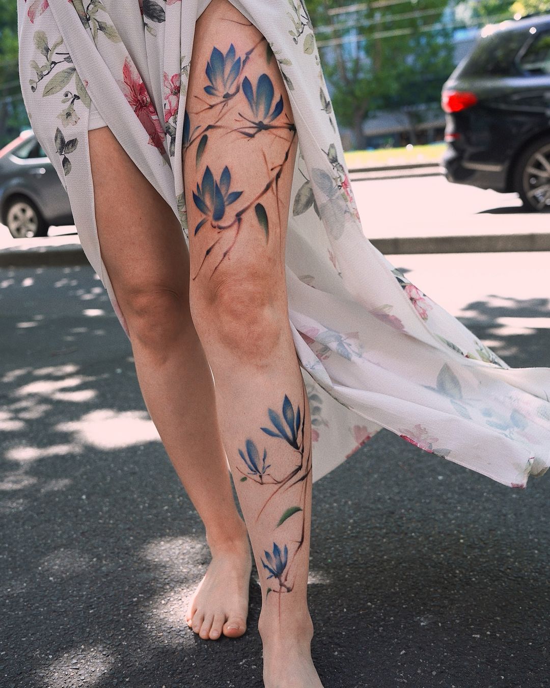 tatuaje de flores azules en la pierna