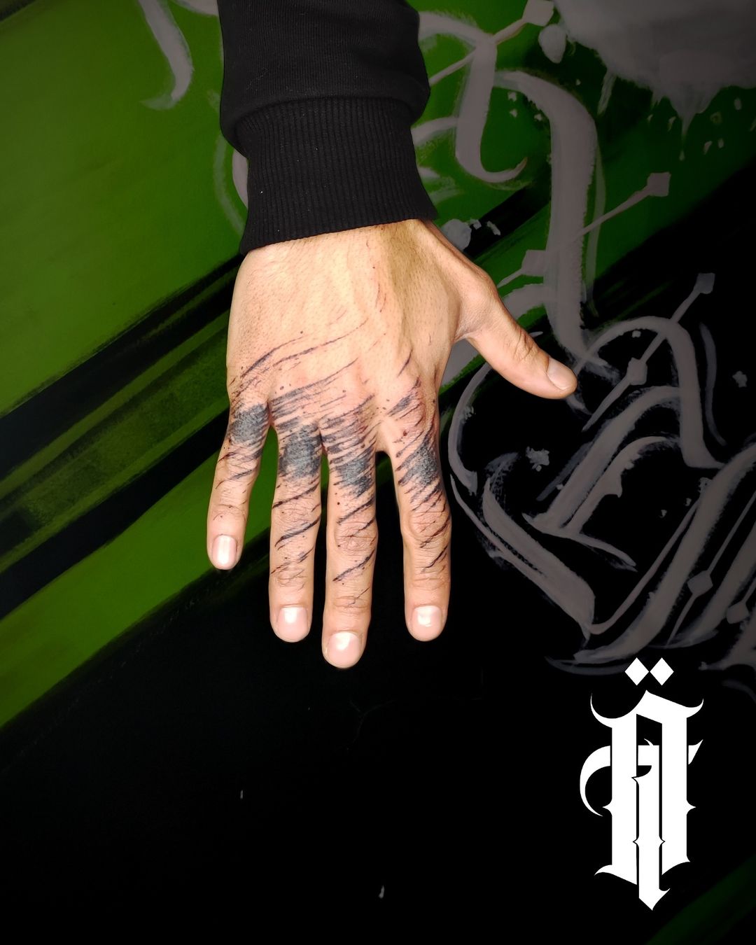 tatuaggio a dito con pennello