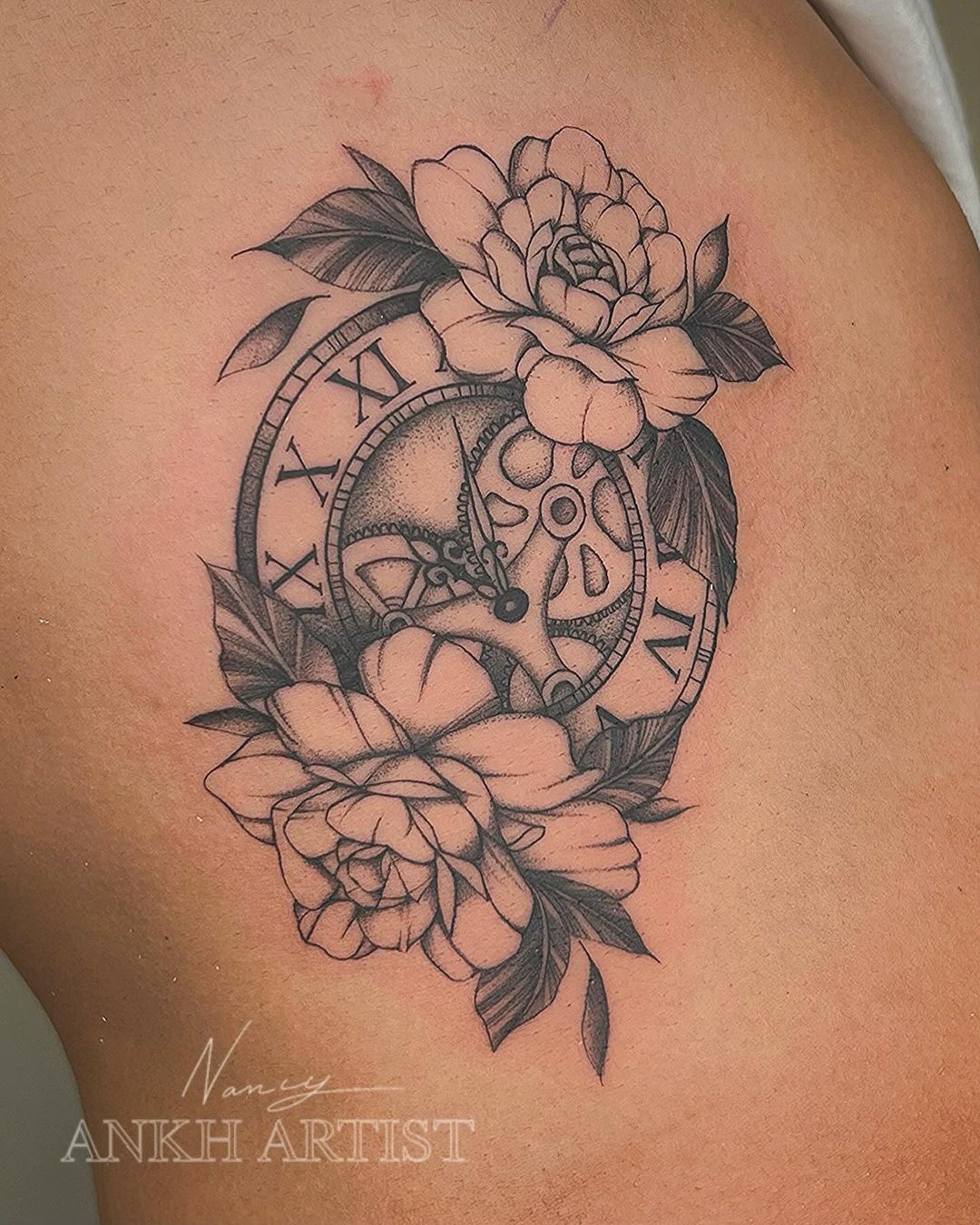 tatuaje de reloj y rosas