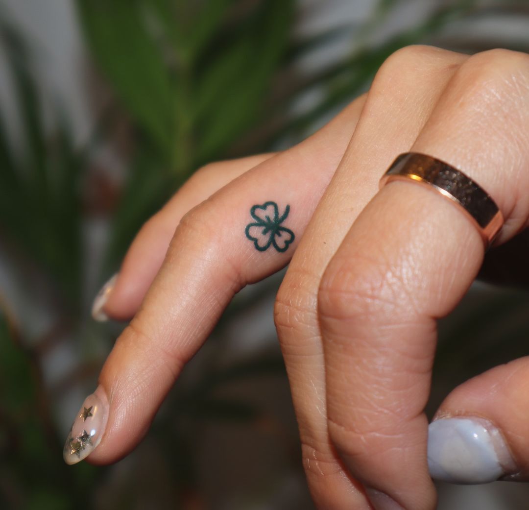 tatuaggio con dito a trifoglio