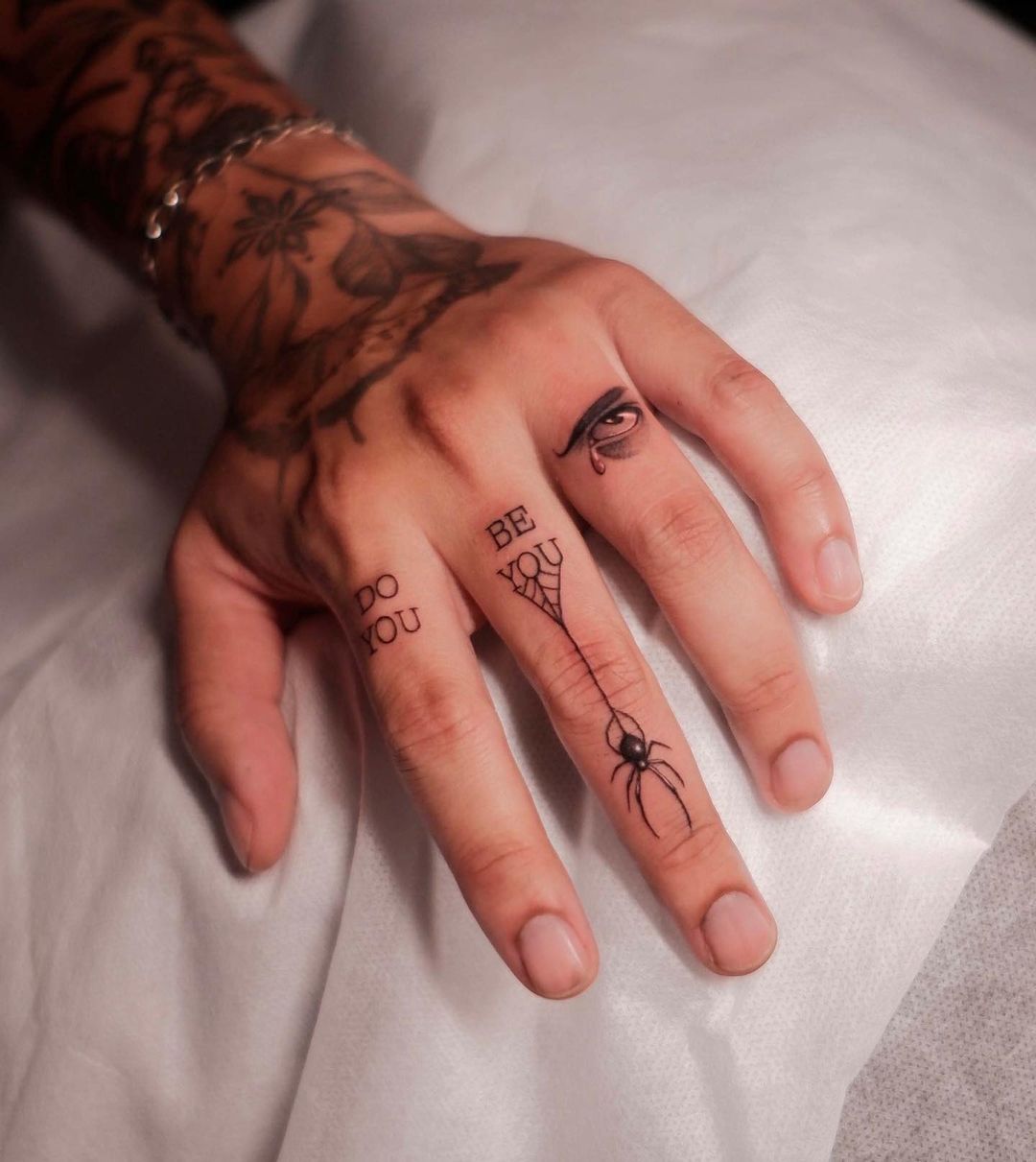 genial combinación de tatuajes en los dedos