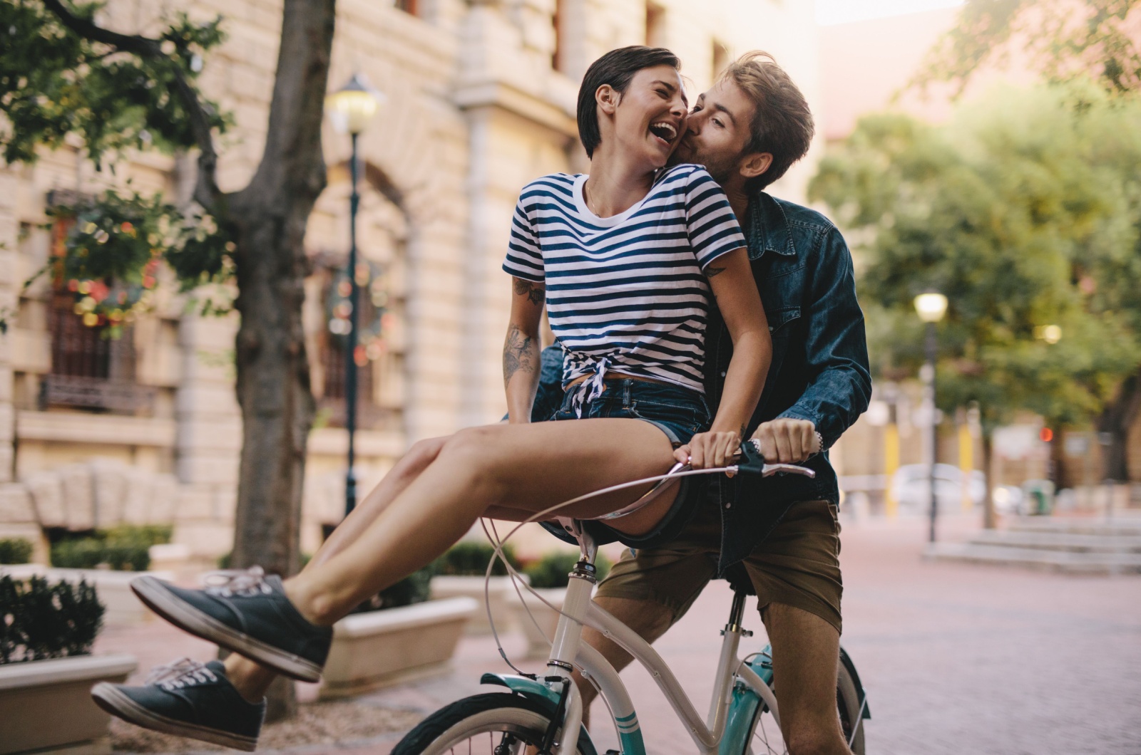 casal a divertir-se a andar de bicicleta