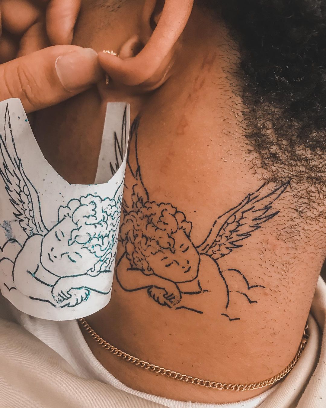 lindo tatuaje de ángel en el cuello