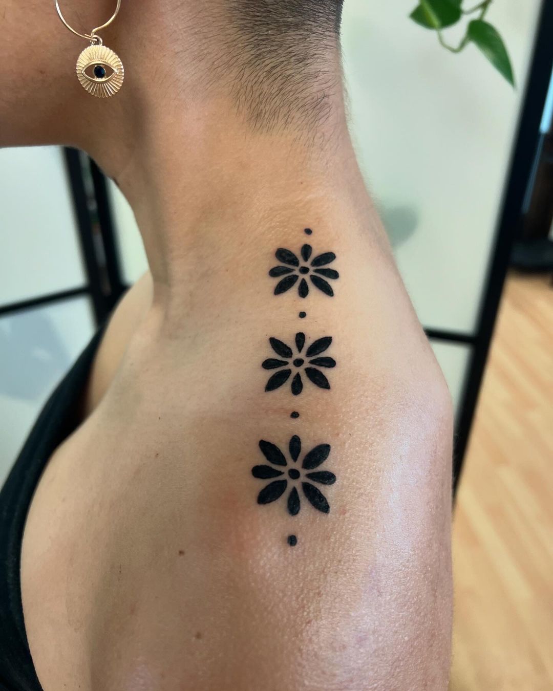 bonito tatuaje floral en el hombro