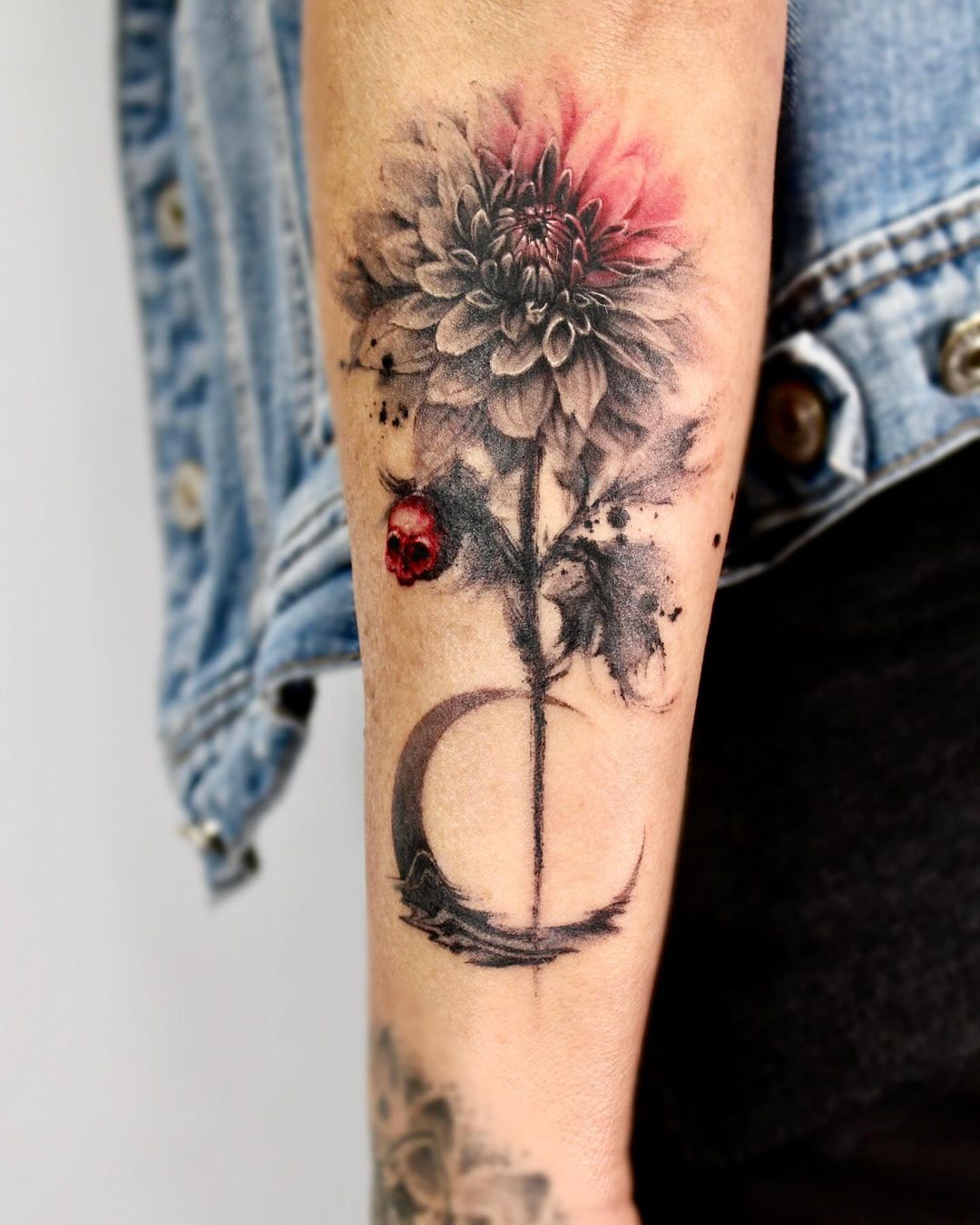 tatuaggio con fiore di dalia e luna crescente