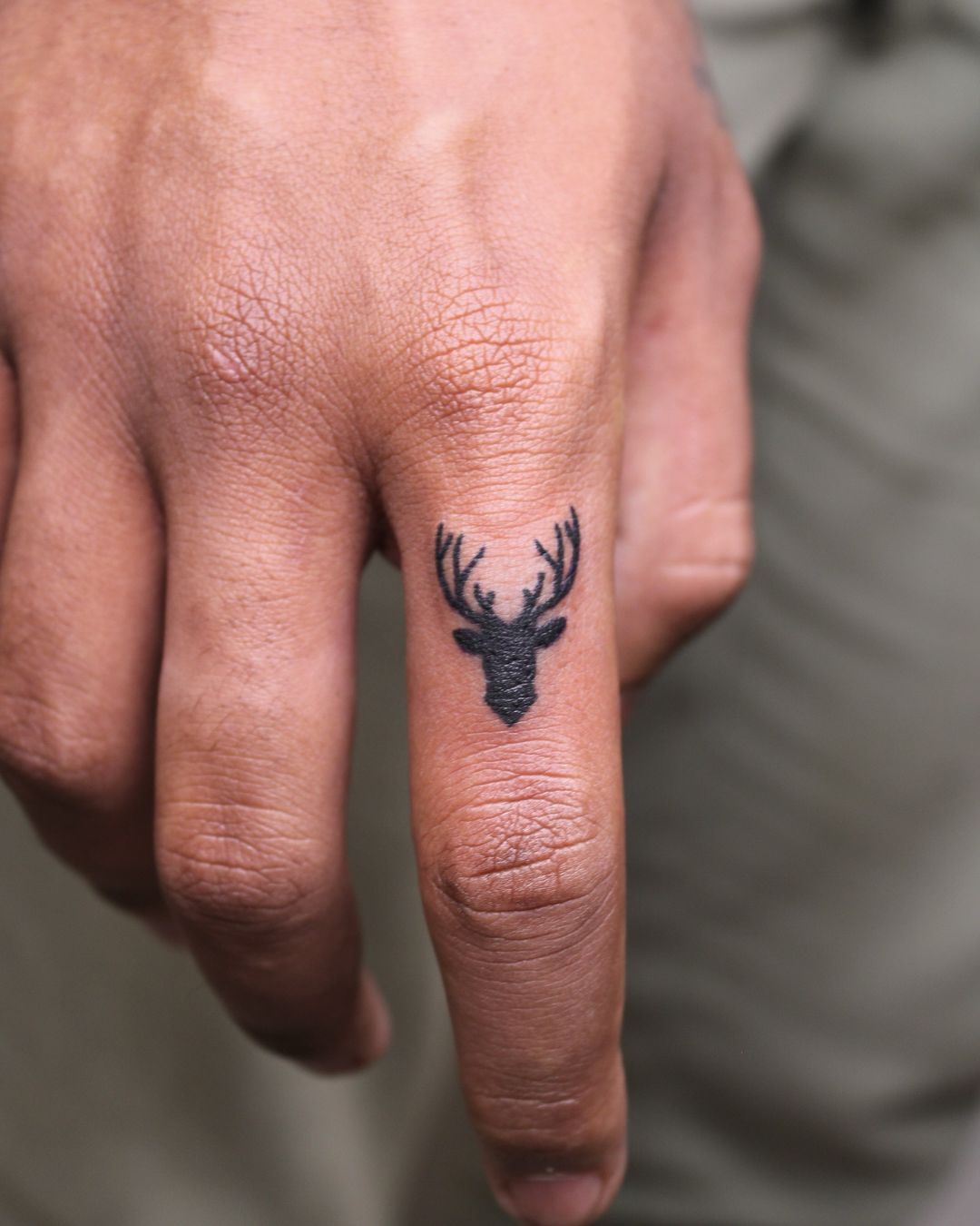 tatuaggio con dito di cervo