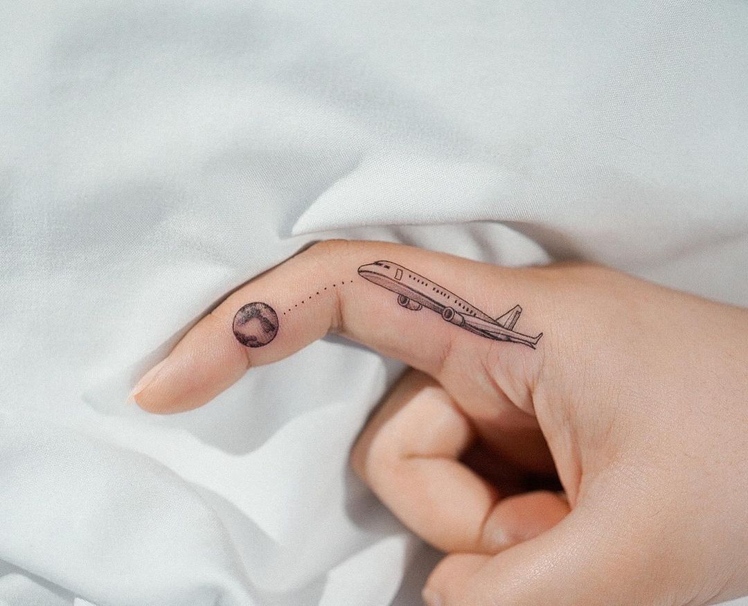 tatuaje en el dedo para amantes de los viajes