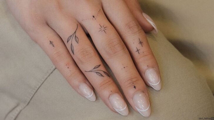20 favolosi tatuaggi sulle dita che vorrete per il vostro prossimo disegno.
