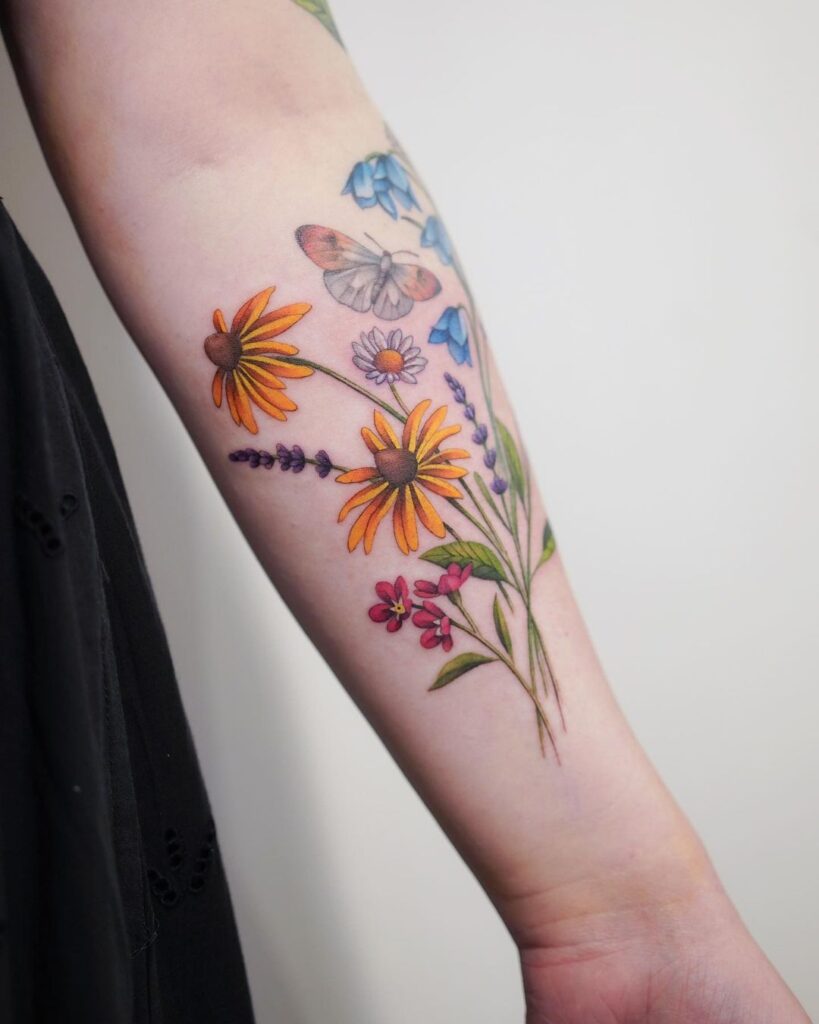 desenho de tatuagem floral no braço