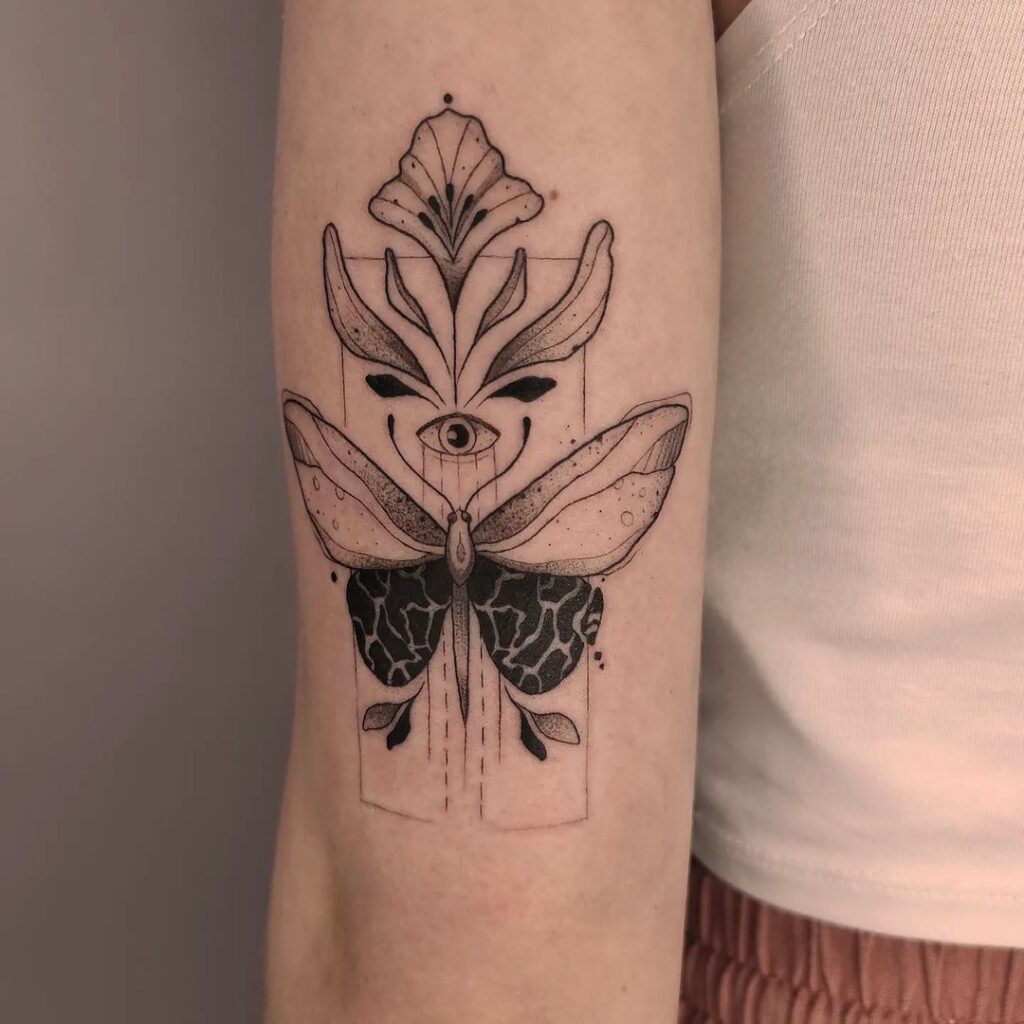 tatuagem espiritual de borboleta floral no braço