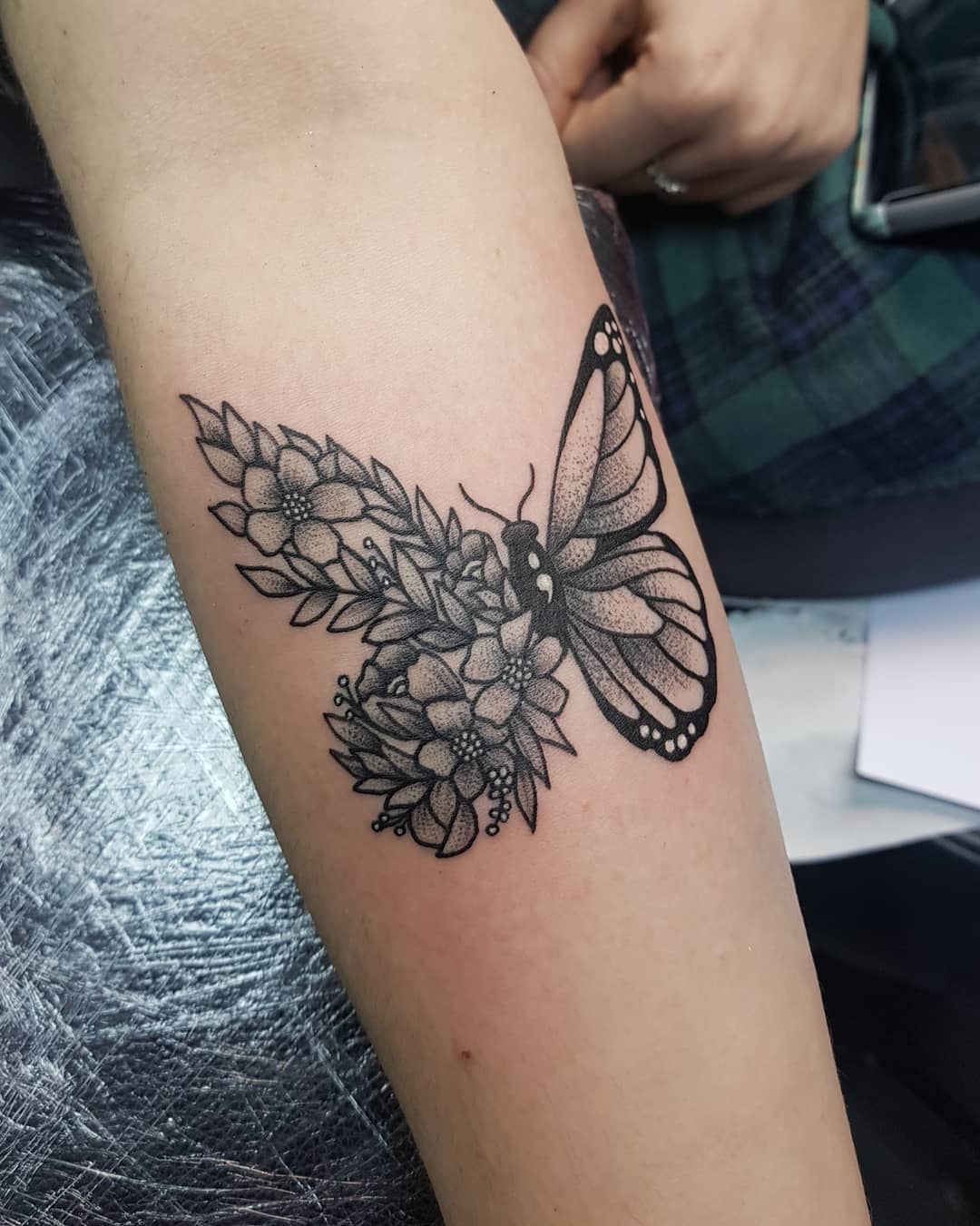 tatuaggio con farfalla floreale con sottili semi-coloni