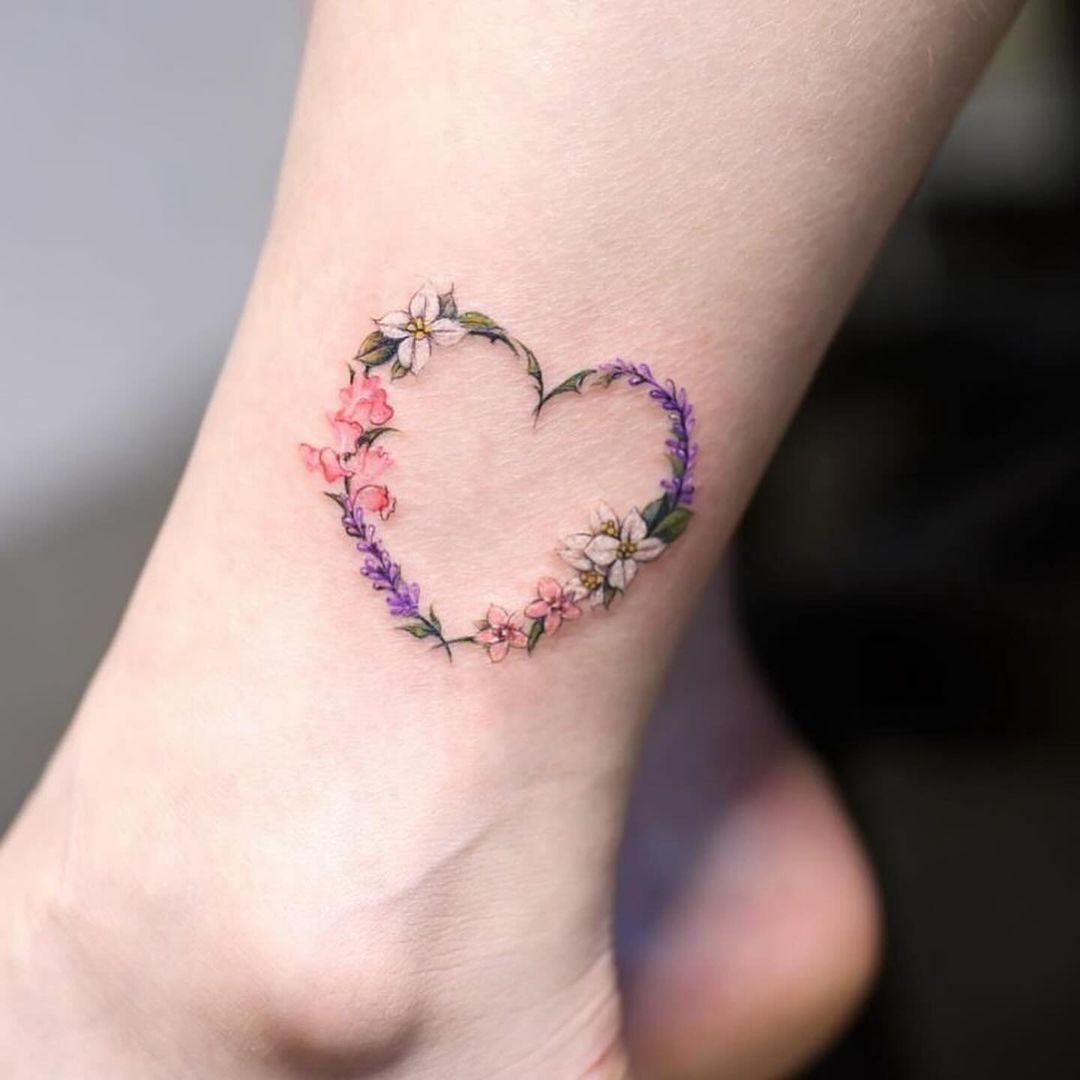 tatuaggio alla caviglia con cuore floreale