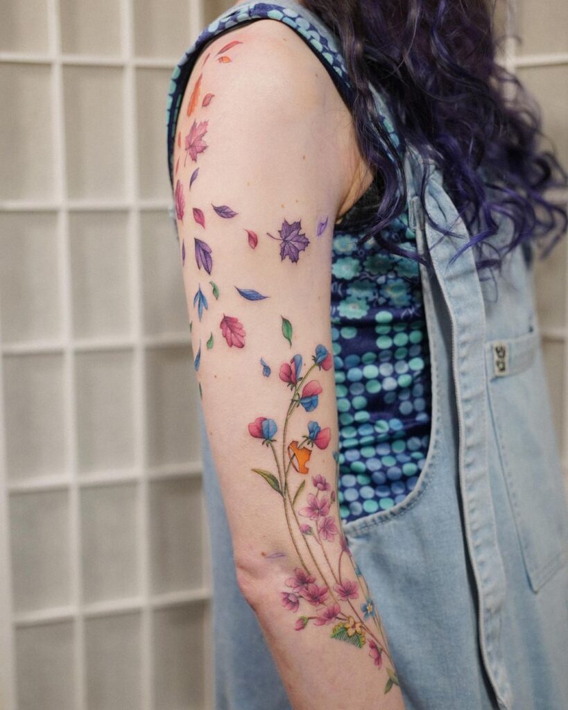 tatuaje de hojas florales en el brazo