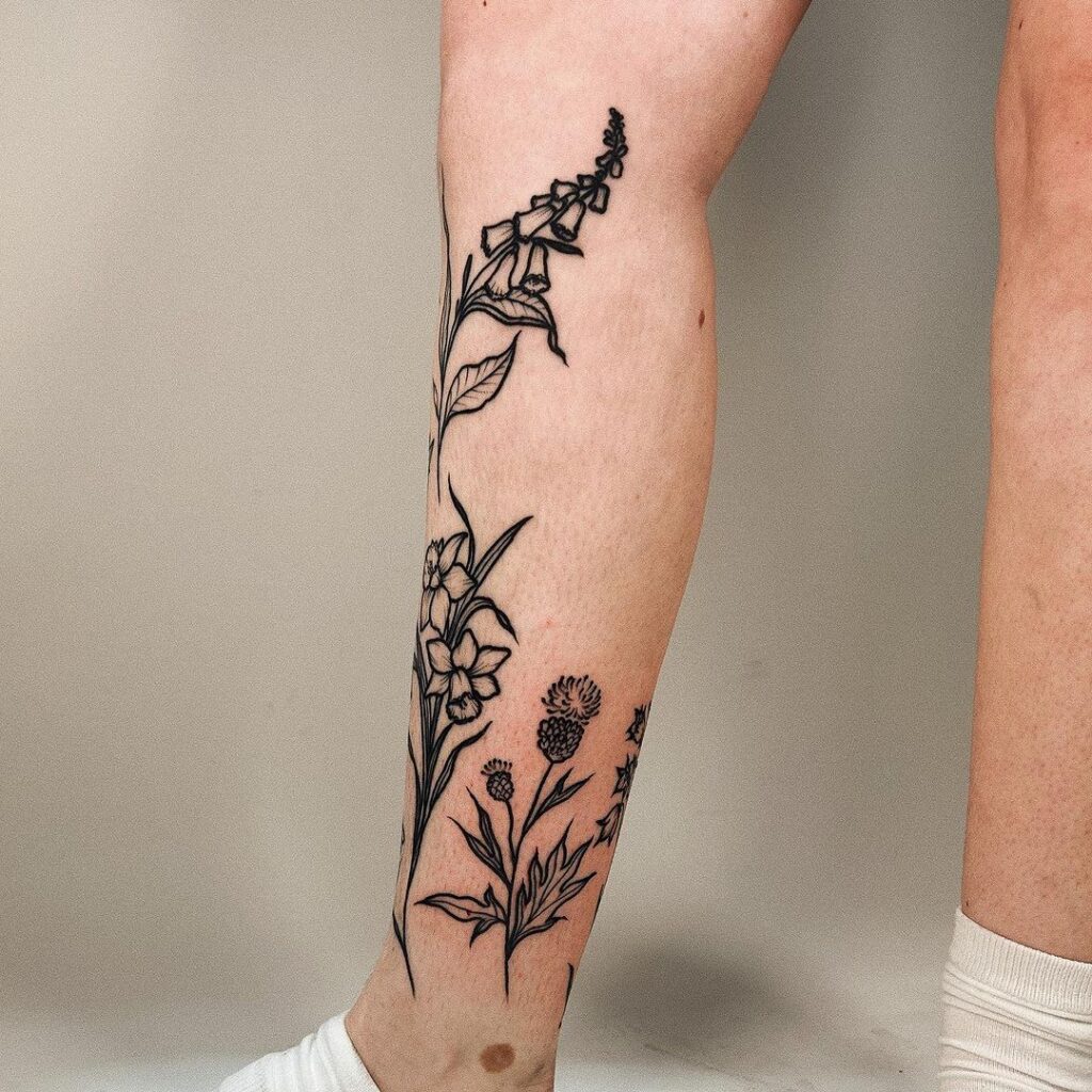 tatuagem floral na perna