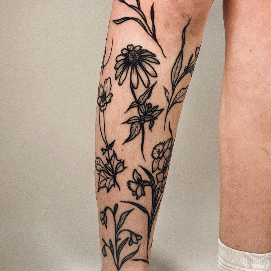 tatuagem floral na perna