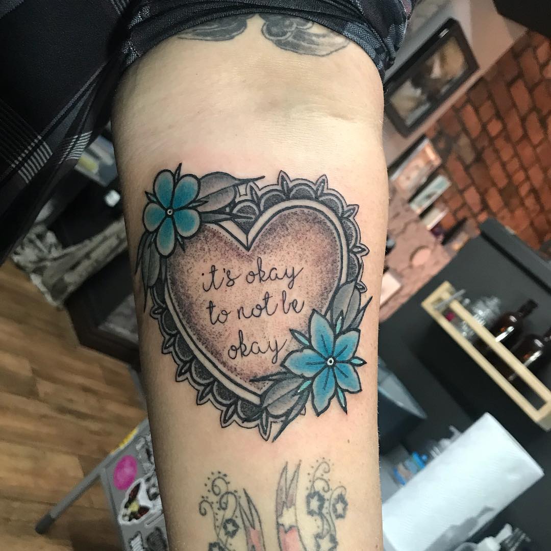 tatuaje floral de salud mental con guión