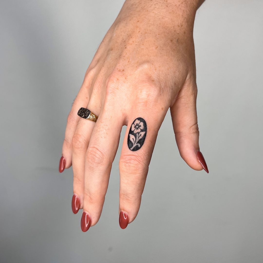 tatuaggio a dito con ornamento floreale