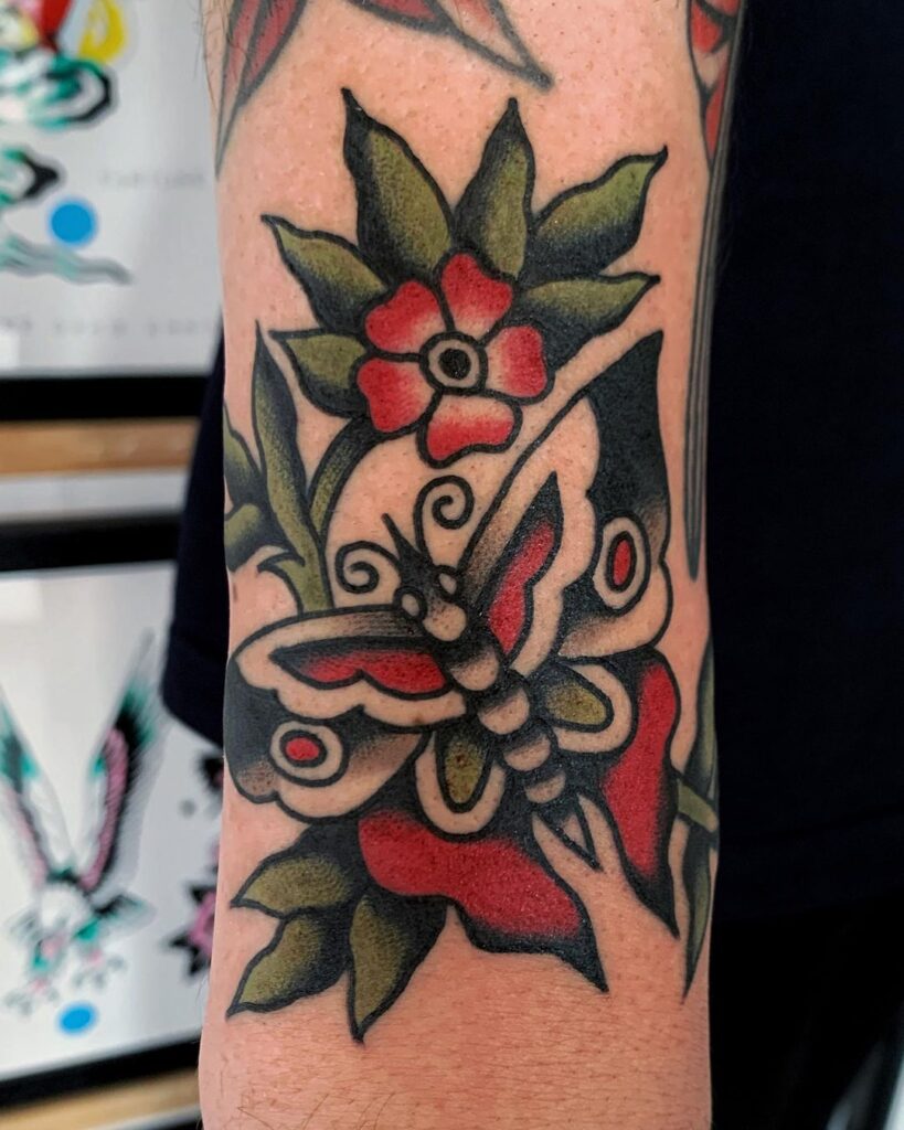 tatuaggio braccio fiore farfalla