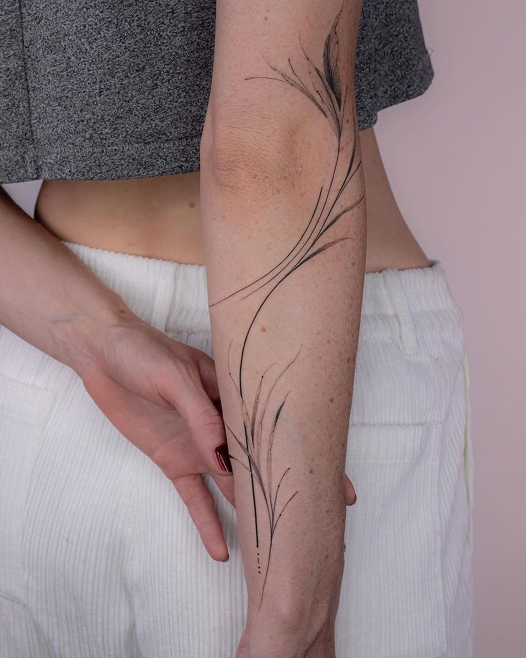 flowy and minimalistic leaves forearm design