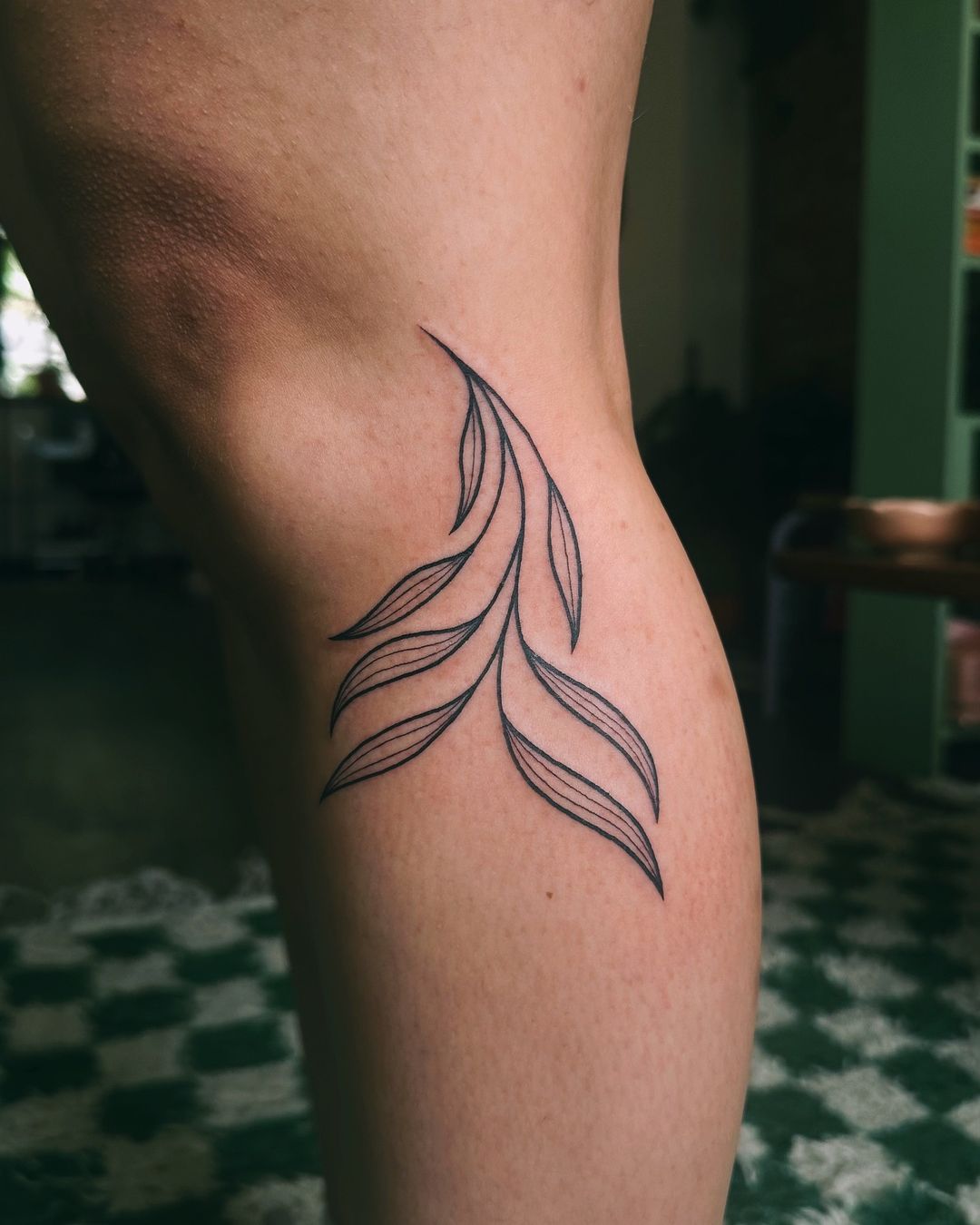 tatuaje de follaje en la pierna