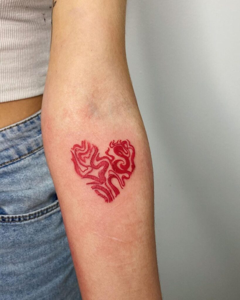 tatuagem de coração vermelho de fluxo abstrato funky