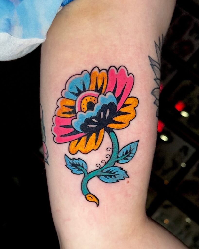 tatuaggio con fiore di peonia dai colori funky