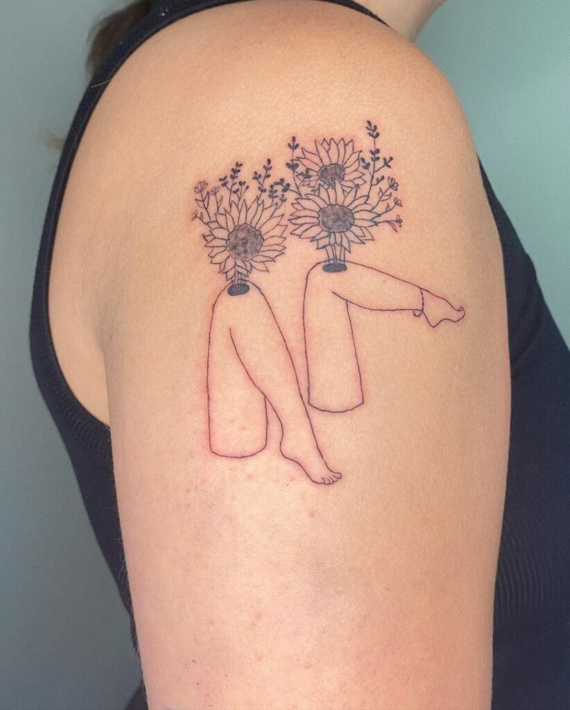 vasi da gamba funky con tatuaggio a braccio con fiori