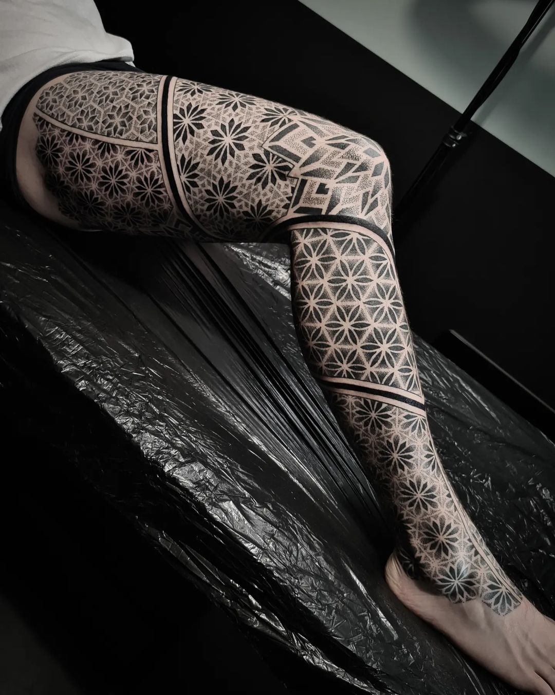 tatuaggio geometrico sulla gamba