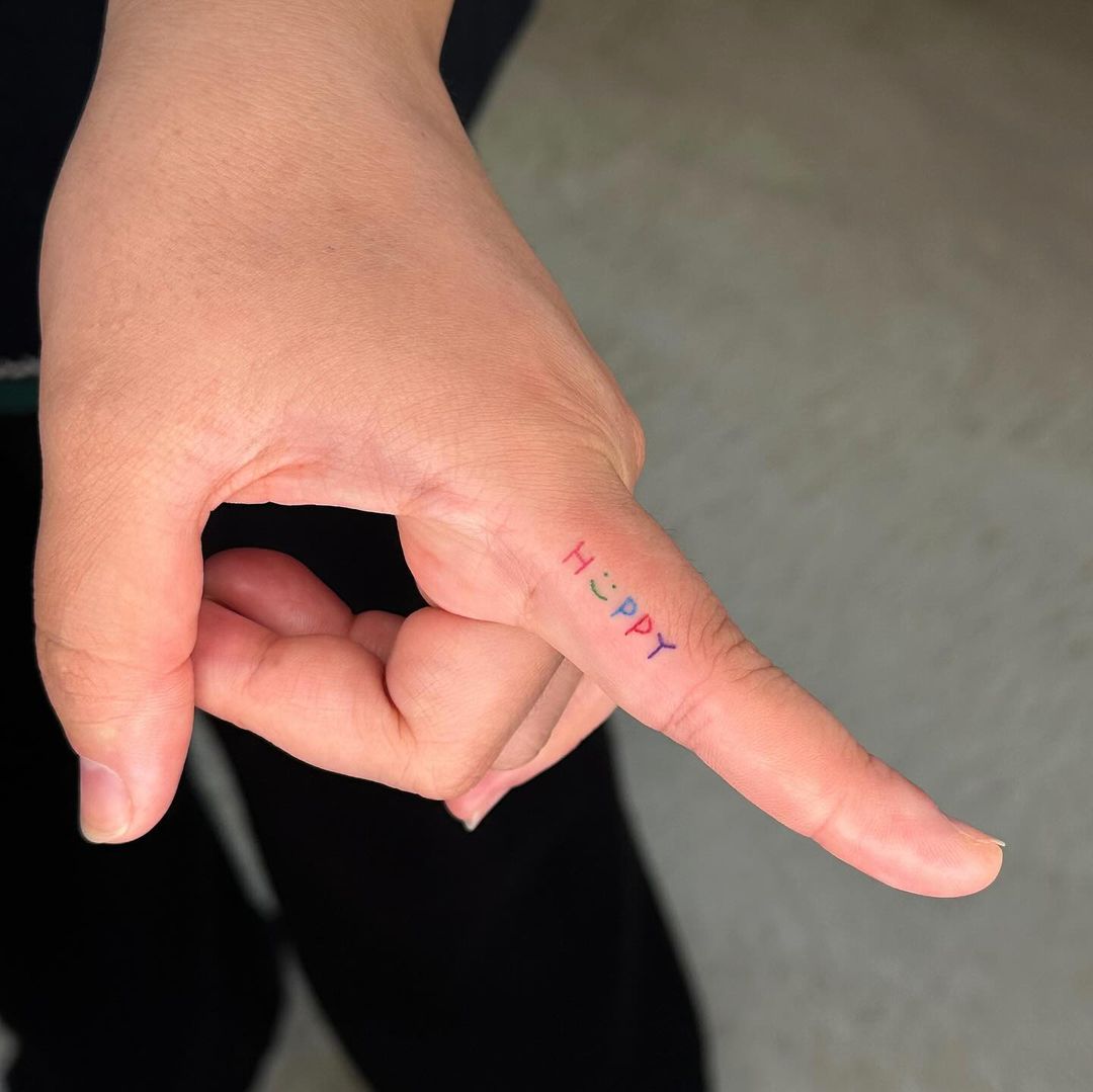 tatuaje dedo feliz