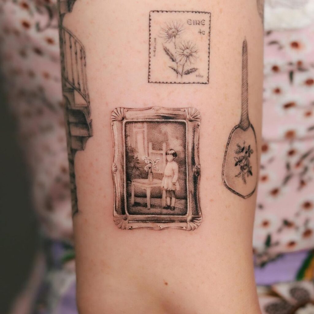 recordações tatuagem vintage com selo postal adornado com margaridas e um espelho acarinhado repleto de sentimentos