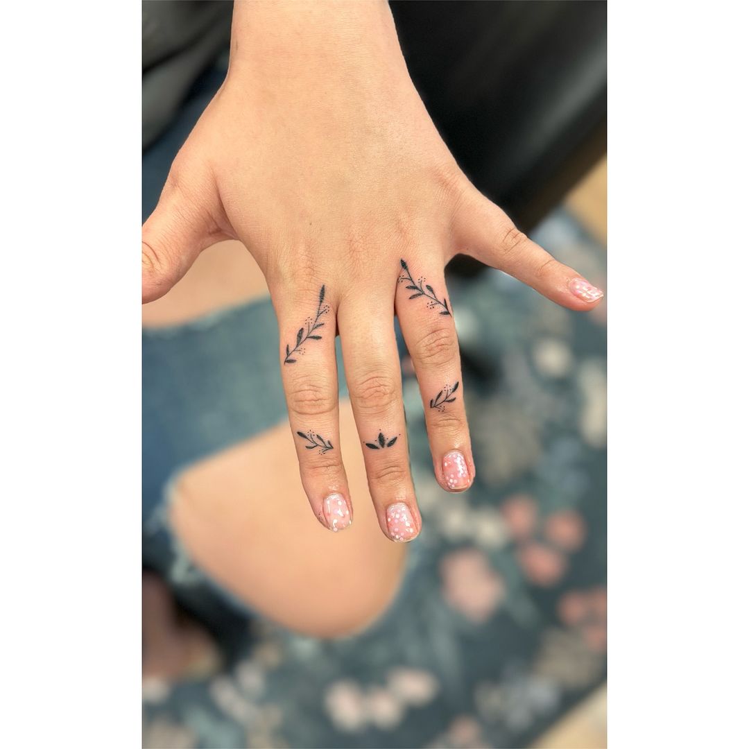 tatuaje de hojas en el dedo