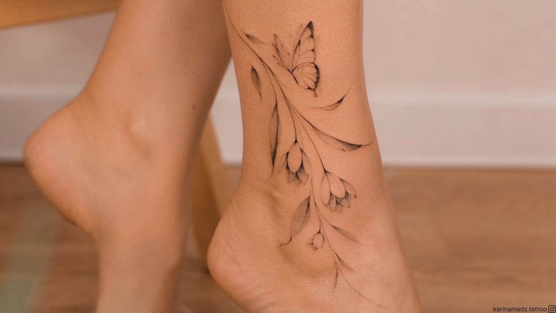 idee per tatuaggi sulle gambe per donna