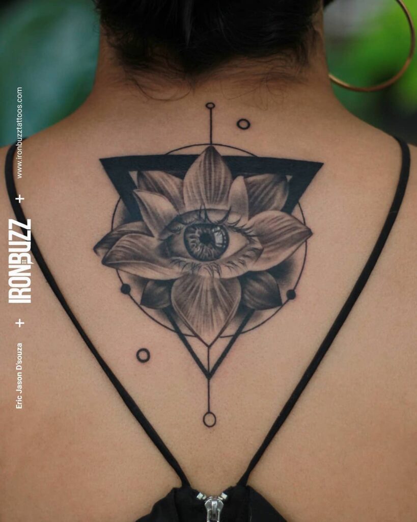 tatuaggio con loto per l'illuminazione spirituale