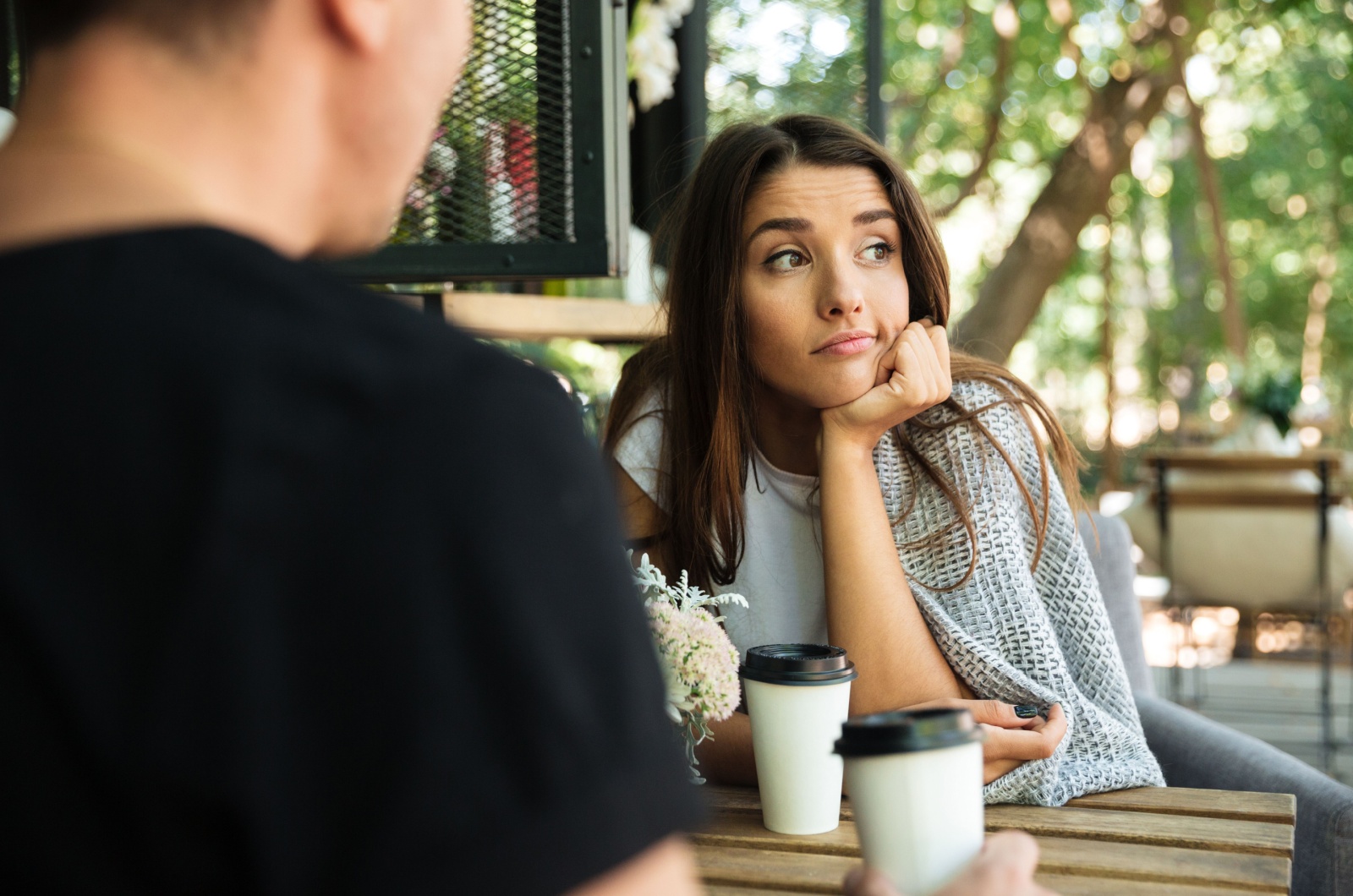 hombre y mujer en una cita