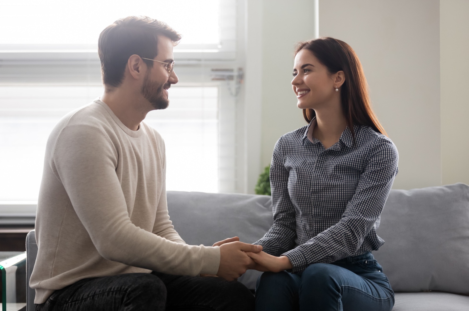 homem a segurar as mãos de uma mulher