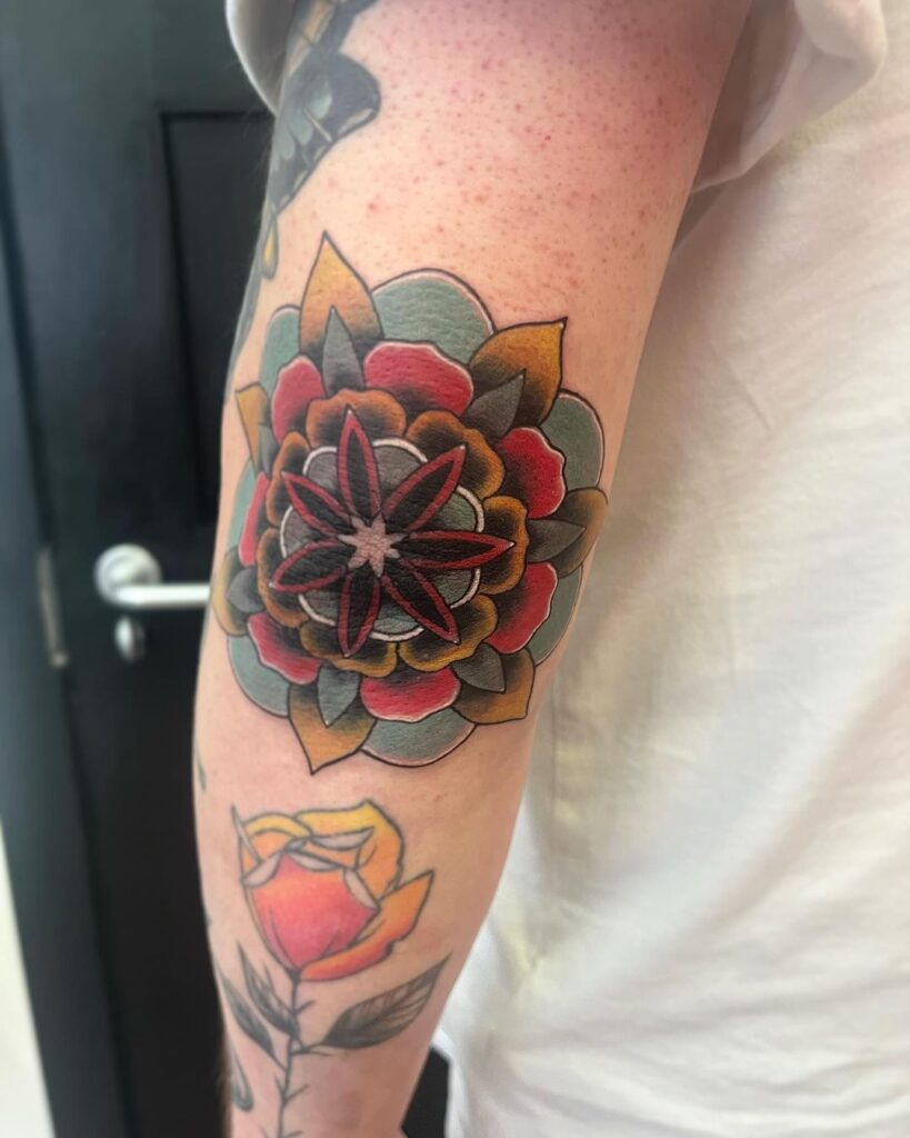 tatuagem de manga em patchwork de cor mandala