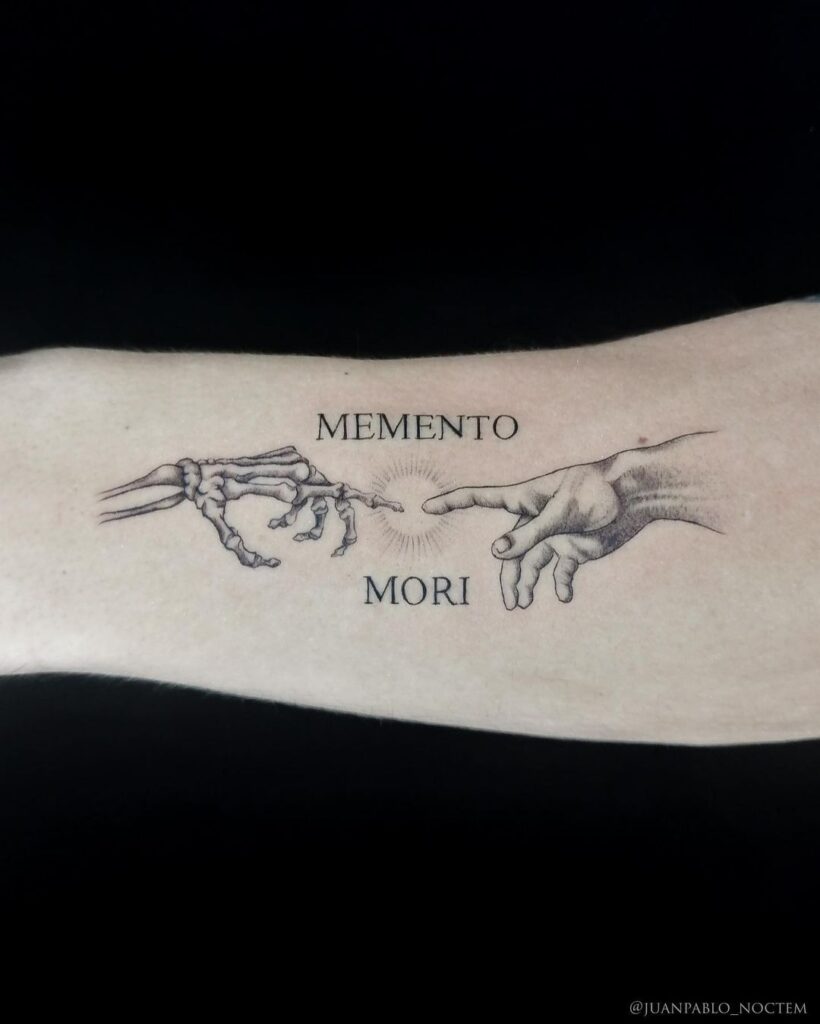 tatuaggio memento mori spirituale sul braccio