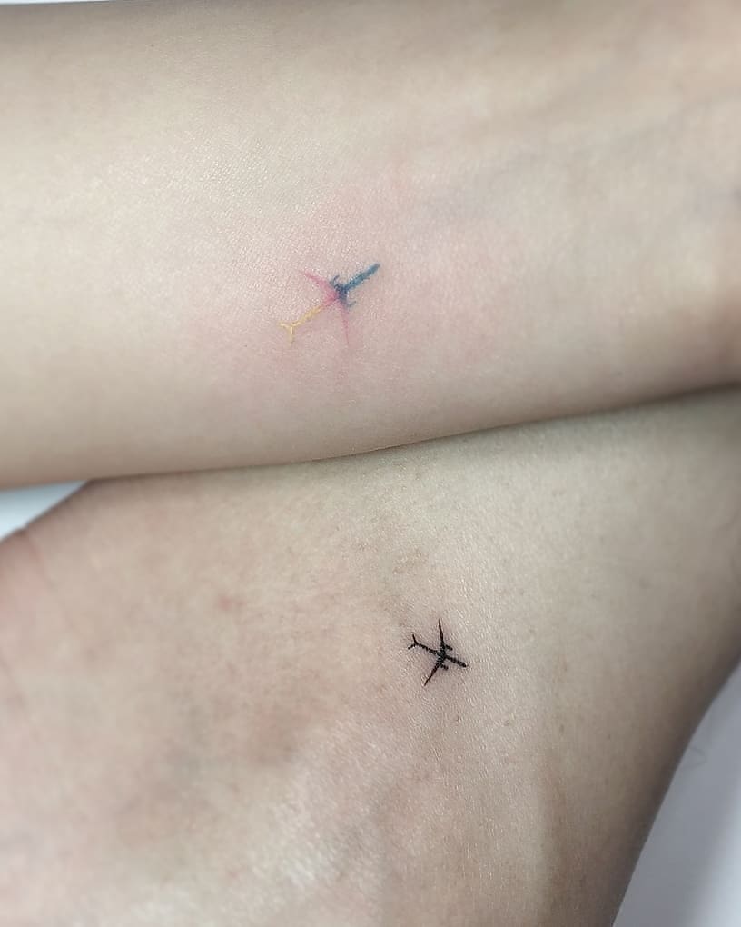 tatuagem de mini avião