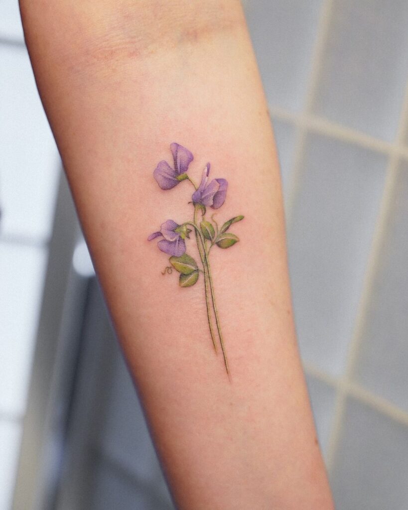 tatuagem minimalista de flor no braço