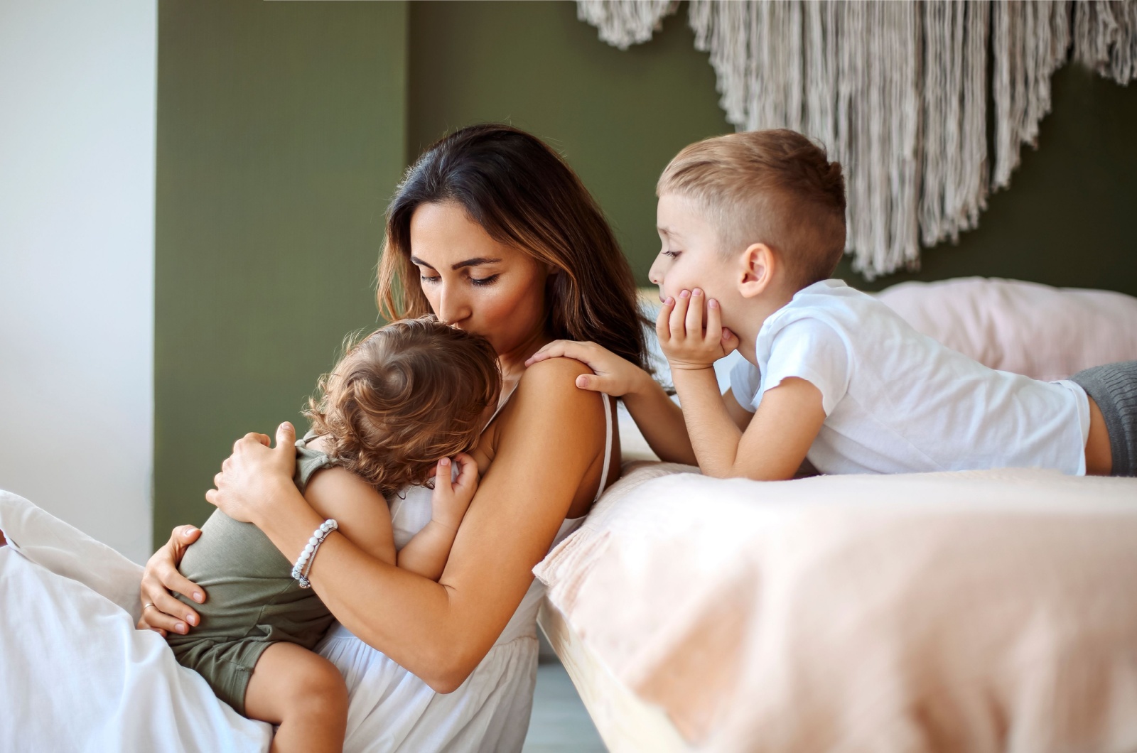 mãe sentada com dois filhos