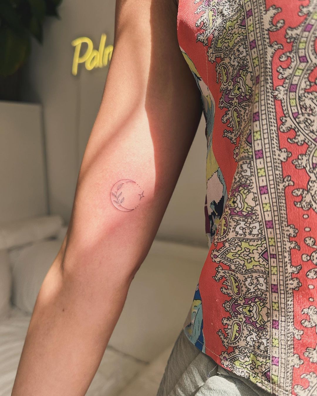 tatuaje de luna y estrella conectadas con detalle de hoja
