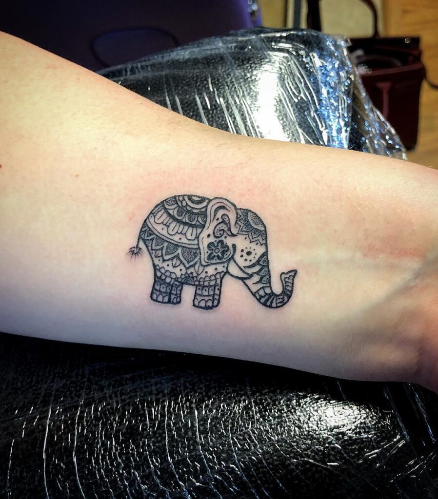 tatuaje ornamental neotradicional de elefante en la muñeca