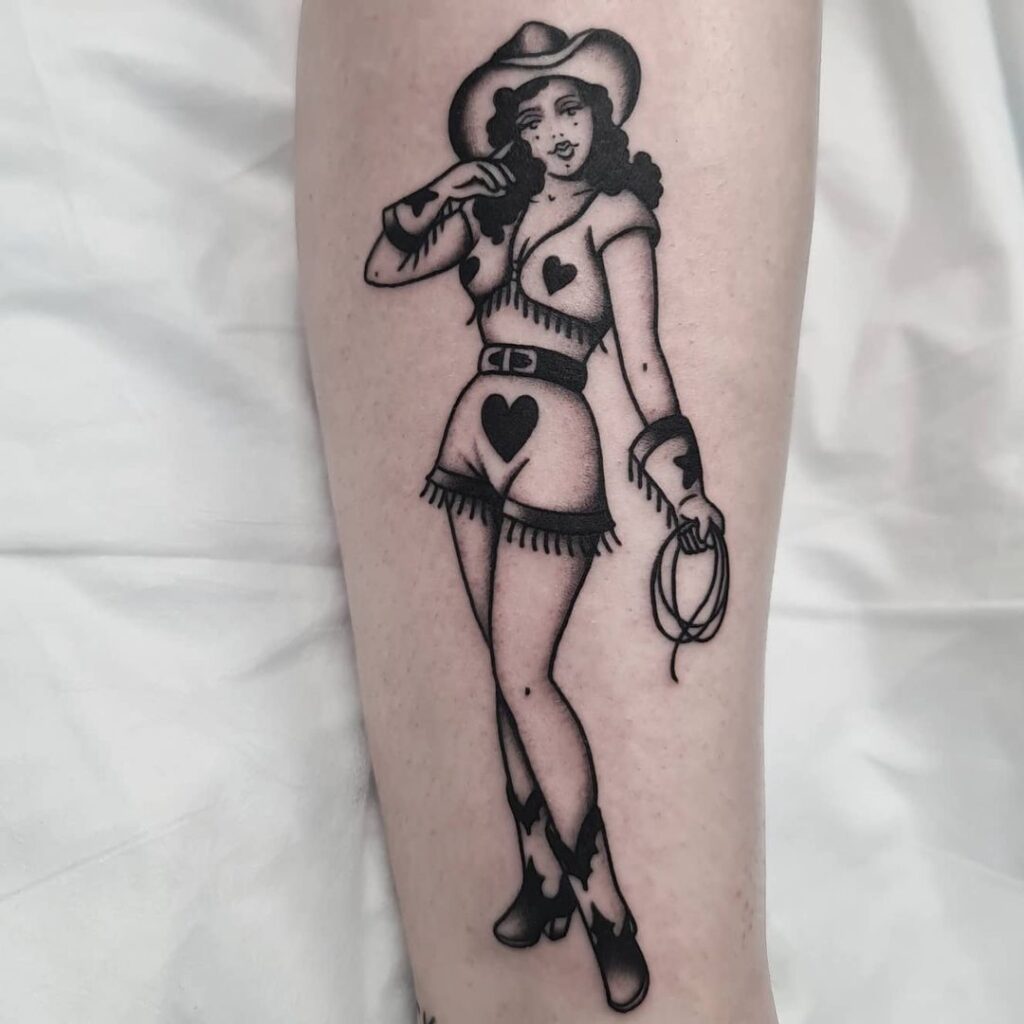 tatuaje vintage de chica pin-up