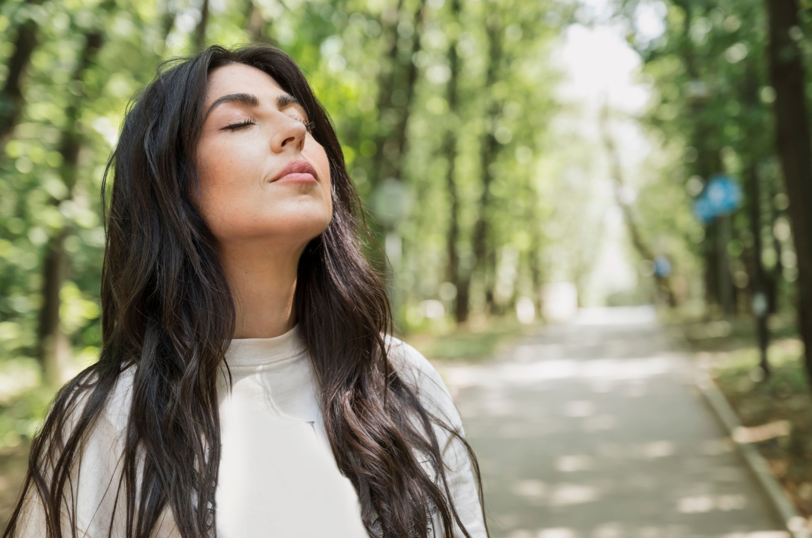 mujer relajada con los ojos cerrados